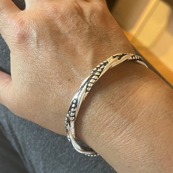 The Santa Fe Open Bangle bracelet in antiqued 925 silver. Unisex - Picture 2 of 14